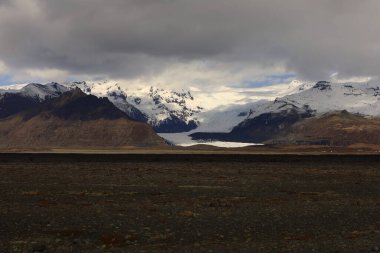  Vatnajkull Ulusal Parkı, İzlanda 'da bir ulusal parktır ve Avrupa' nın 14.141 km2, bir başka deyişle ülkenin% 13 'ünü kapsayan ikinci büyük parkıdır.