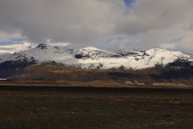  Vatnajkull Ulusal Parkı, İzlanda 'da bir ulusal parktır ve Avrupa' nın 14.141 km2, bir başka deyişle ülkenin% 13 'ünü kapsayan ikinci büyük parkıdır.