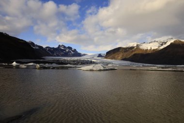 Skaftafellsjokull İzlanda 'da bir buzuldur ve Vatnajokull' un buzul dilini oluşturur..