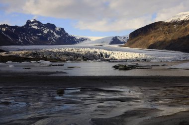 Skaftafellsjokull İzlanda 'da bir buzuldur ve Vatnajokull' un buzul dilini oluşturur..