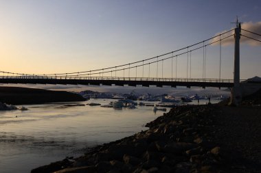  Jokulsarlon İzlanda 'nın en bilinen ve en büyük proglacial gölüdür. Vatnajokull buzulunun güneyinde, Vatnajokull Ulusal Parkı ile Hofn kasabası arasında yer alır.