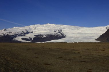  Vatnajkull Ulusal Parkı, İzlanda 'da bir ulusal parktır ve Avrupa' nın 14.141 km2, bir başka deyişle ülkenin% 13 'ünü kapsayan ikinci büyük parkıdır.