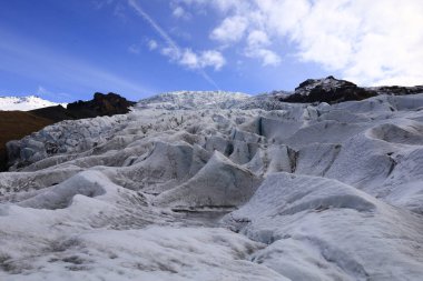 Falljokull, İzlanda 'da Vatnajokull' un buzul dilini oluşturan bir buzuldur..
