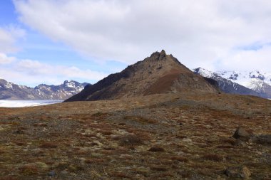 Svinafellsjokull, Vatnajokull 'un buzul dilini oluşturan bir İzlanda buzuludur..