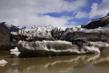 Svinafellsjokull, Vatnajokull 'un buzul dilini oluşturan bir İzlanda buzuludur..