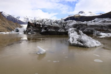 Svinafellsjokull, Vatnajokull 'un buzul dilini oluşturan bir İzlanda buzuludur..