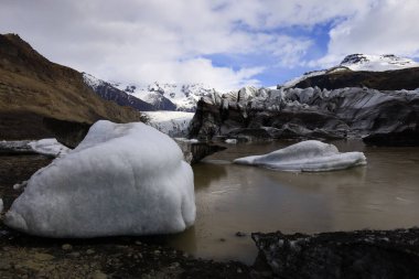 Svinafellsjokull, Vatnajokull 'un buzul dilini oluşturan bir İzlanda buzuludur..