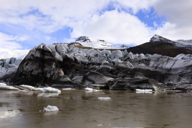 Svinafellsjokull, Vatnajokull 'un buzul dilini oluşturan bir İzlanda buzuludur..