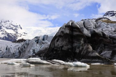 Svinafellsjokull, Vatnajokull 'un buzul dilini oluşturan bir İzlanda buzuludur..