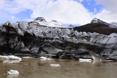 Svinafellsjokull, Vatnajokull 'un buzul dilini oluşturan bir İzlanda buzuludur..