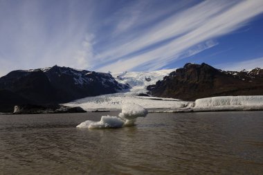 Fjallsarlon İzlanda 'nın Vatnajokull buzulunun güneyinde yer alan bir proglasyon gölüdür.