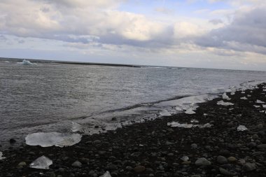 Vatnajokull Ulusal Parkı 'ndaki Vatnajokull buzulunun güneyindeki elmas plajındaki buzdağına bakın. 