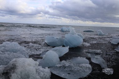 Vatnajokull Ulusal Parkı 'ndaki Vatnajokull buzulunun güneyindeki elmas plajındaki buzdağına bakın. 