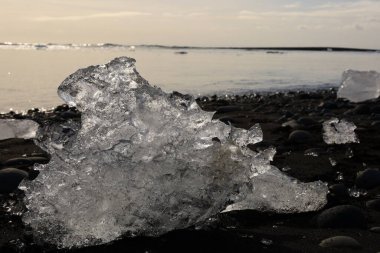 Vatnajokull Ulusal Parkı 'ndaki Vatnajokull buzulunun güneyindeki elmas plajındaki buzdağına bakın. 