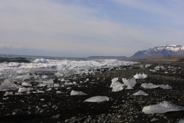 Vatnajokull Ulusal Parkı 'ndaki Vatnajokull buzulunun güneyindeki elmas plajındaki buzdağına bakın. 