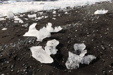 Vatnajokull Ulusal Parkı 'ndaki Vatnajokull buzulunun güneyindeki elmas plajındaki buzdağına bakın. 