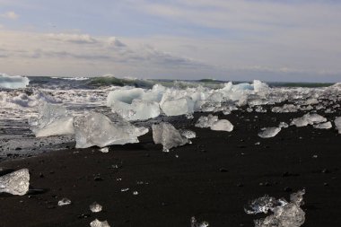 Vatnajokull Ulusal Parkı 'ndaki Vatnajokull buzulunun güneyindeki elmas plajındaki buzdağına bakın. 