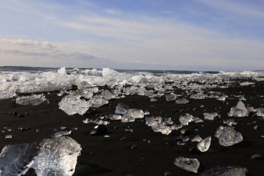 Vatnajokull Ulusal Parkı 'ndaki Vatnajokull buzulunun güneyindeki elmas plajındaki buzdağına bakın. 