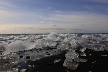 Vatnajokull Ulusal Parkı 'ndaki Vatnajokull buzulunun güneyindeki elmas plajındaki buzdağına bakın. 