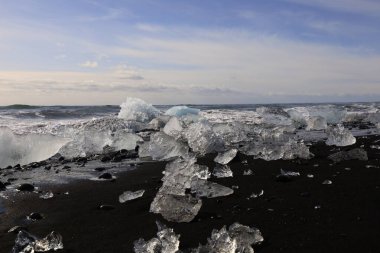 Vatnajokull Ulusal Parkı 'ndaki Vatnajokull buzulunun güneyindeki elmas plajındaki buzdağına bakın. 