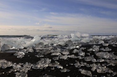 Vatnajokull Ulusal Parkı 'ndaki Vatnajokull buzulunun güneyindeki elmas plajındaki buzdağına bakın. 
