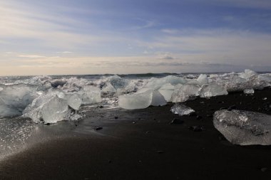 Vatnajokull Ulusal Parkı 'ndaki Vatnajokull buzulunun güneyindeki elmas plajındaki buzdağına bakın. 
