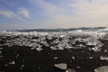 Vatnajokull Ulusal Parkı 'ndaki Vatnajokull buzulunun güneyindeki elmas plajındaki buzdağına bakın. 