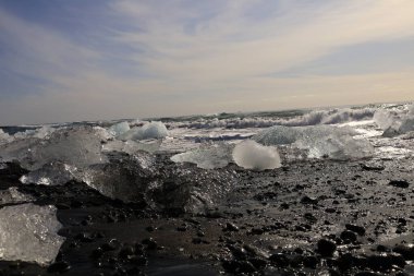 Vatnajokull Ulusal Parkı 'ndaki Vatnajokull buzulunun güneyindeki elmas plajındaki buzdağına bakın. 