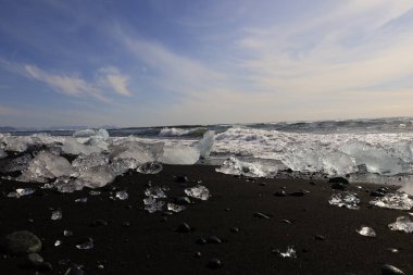 Vatnajokull Ulusal Parkı 'ndaki Vatnajokull buzulunun güneyindeki elmas plajındaki buzdağına bakın. 
