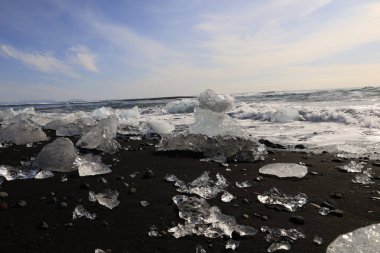 Vatnajokull Ulusal Parkı 'ndaki Vatnajokull buzulunun güneyindeki elmas plajındaki buzdağına bakın. 