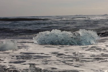 Vatnajokull Ulusal Parkı 'ndaki Vatnajokull buzulunun güneyindeki elmas plajındaki buzdağına bakın. 