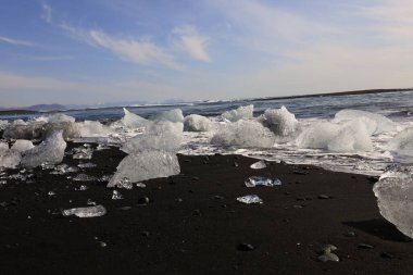 Vatnajokull Ulusal Parkı 'ndaki Vatnajokull buzulunun güneyindeki elmas plajındaki buzdağına bakın. 