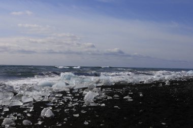 Vatnajokull Ulusal Parkı 'ndaki Vatnajokull buzulunun güneyindeki elmas plajındaki buzdağına bakın. 