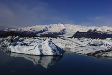 Jokulsarlon İzlanda 'nın güneyindeki Vatnajokull Ulusal Parkı' nın güneyinde büyük bir buzul gölüdür.