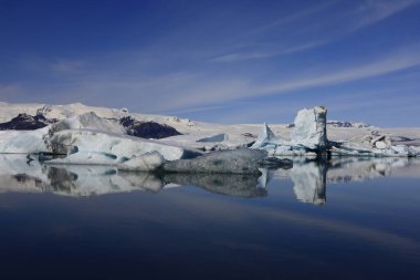 Jokulsarlon İzlanda 'nın güneyindeki Vatnajokull Ulusal Parkı' nın güneyinde büyük bir buzul gölüdür.