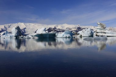 Jokulsarlon İzlanda 'nın güneyindeki Vatnajokull Ulusal Parkı' nın güneyinde büyük bir buzul gölüdür.