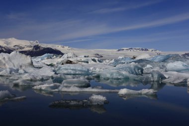 Jokulsarlon İzlanda 'nın güneyindeki Vatnajokull Ulusal Parkı' nın güneyinde büyük bir buzul gölüdür.