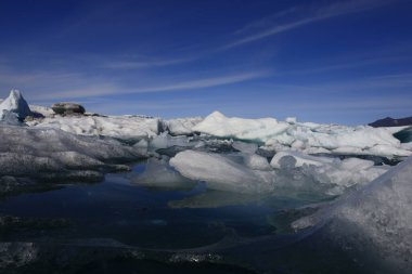 Jokulsarlon İzlanda 'nın güneyindeki Vatnajokull Ulusal Parkı' nın güneyinde büyük bir buzul gölüdür.