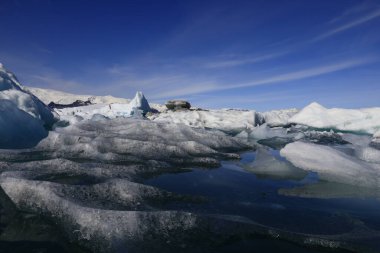 Jokulsarlon İzlanda 'nın güneyindeki Vatnajokull Ulusal Parkı' nın güneyinde büyük bir buzul gölüdür.