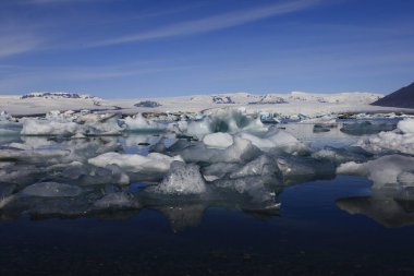 Jokulsarlon İzlanda 'nın güneyindeki Vatnajokull Ulusal Parkı' nın güneyinde büyük bir buzul gölüdür.