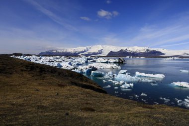 Jokulsarlon İzlanda 'nın güneyindeki Vatnajokull Ulusal Parkı' nın güneyinde büyük bir buzul gölüdür.