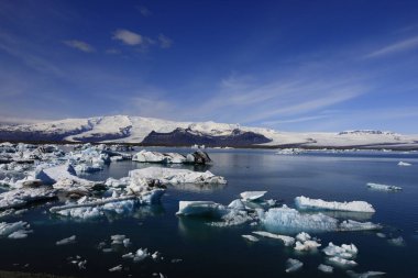 Jokulsarlon İzlanda 'nın güneyindeki Vatnajokull Ulusal Parkı' nın güneyinde büyük bir buzul gölüdür.