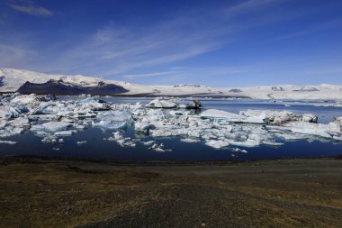 Jokulsarlon İzlanda 'nın güneyindeki Vatnajokull Ulusal Parkı' nın güneyinde büyük bir buzul gölüdür.