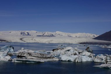 Jokulsarlon İzlanda 'nın güneyindeki Vatnajokull Ulusal Parkı' nın güneyinde büyük bir buzul gölüdür.