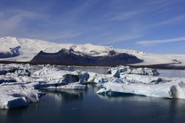 Jokulsarlon İzlanda 'nın güneyindeki Vatnajokull Ulusal Parkı' nın güneyinde büyük bir buzul gölüdür.