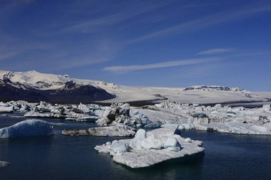 Jokulsarlon İzlanda 'nın güneyindeki Vatnajokull Ulusal Parkı' nın güneyinde büyük bir buzul gölüdür.