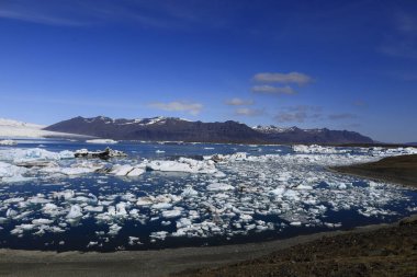 Jokulsarlon İzlanda 'nın güneyindeki Vatnajokull Ulusal Parkı' nın güneyinde büyük bir buzul gölüdür.