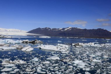 Jokulsarlon İzlanda 'nın güneyindeki Vatnajokull Ulusal Parkı' nın güneyinde büyük bir buzul gölüdür.