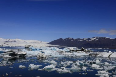 Jokulsarlon İzlanda 'nın güneyindeki Vatnajokull Ulusal Parkı' nın güneyinde büyük bir buzul gölüdür.
