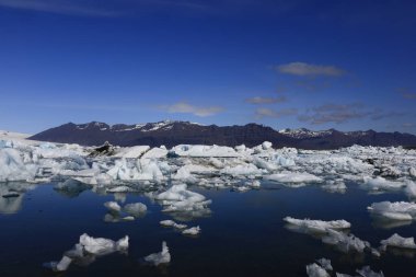 Jokulsarlon İzlanda 'nın güneyindeki Vatnajokull Ulusal Parkı' nın güneyinde büyük bir buzul gölüdür.